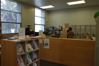 Mostrador de préstamo de la Biblioteca de Electrónica y Telecomunicación