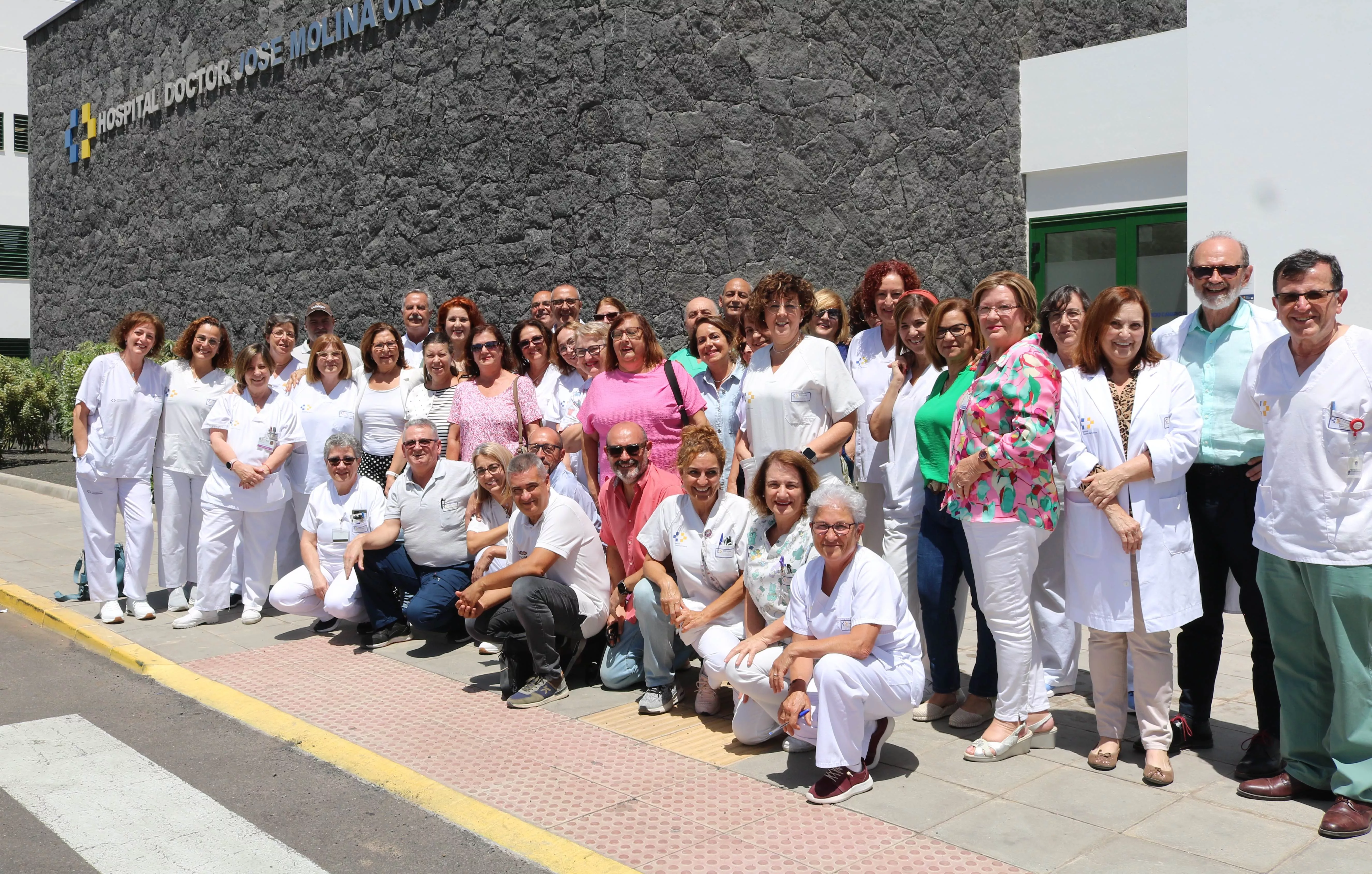 Personal del Hospital José Molina Orosa, celebrando el 35 cumpleaños del centro