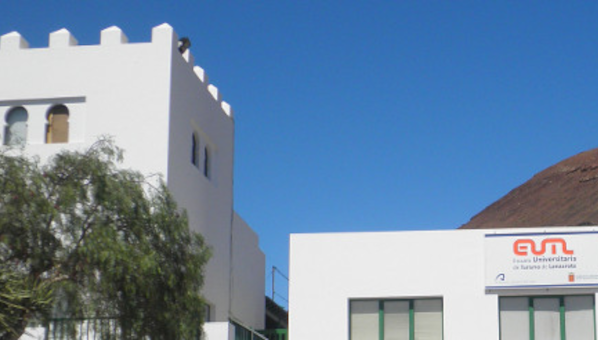 Vista de dos de los edificios del campus de Tahíche con parte del volcán de Tahíche al fondo