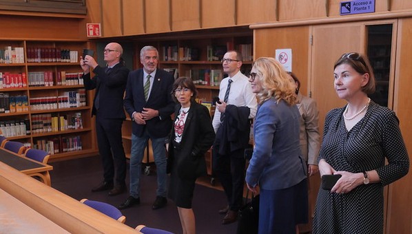 Imagen de la visita a la biblioteca universitaria del rector y representantes de la ERUA2 en la sala de lectura Alicia Girón