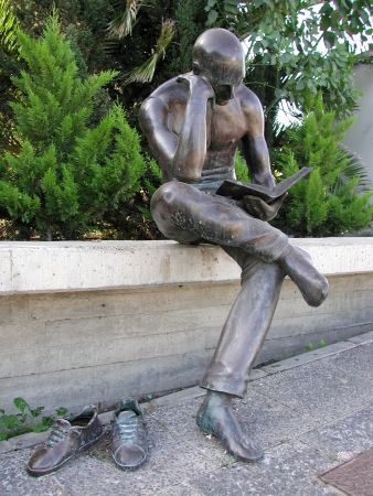 Imagen de la estatua del Edificio Central de la Biblioteca Universitaria (jpg)