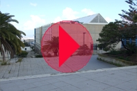 Foto del exterior del Edifico de Ciencias Básicas con botón de reproducción de vídeo superpuesto