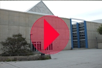 Foto del exterior de Edificio de Informática y Matermáticas, con icono de botón de reproducción de vídeo sobrepuesta.