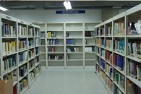 Interior de Ciencias Básicas. Estanterías con libros