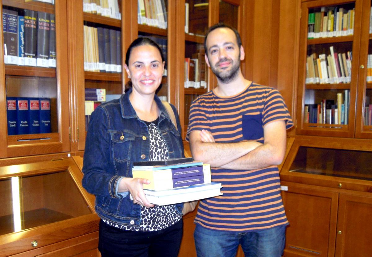 Ganadora del concurso #AdivinaCanarias junto a otro de los acertantes en el Edificio Central de la Biblioteca Universitaria