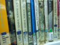 Vista de libros en estanterías afectados por la humedad y moho