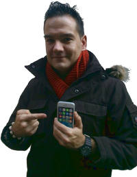 Fotografía del estudiante premiado mostrando un teléfono inteligente