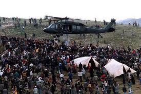 Fotograma de la película con helicóptero militar sobre campo de refugiados