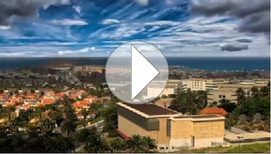 Vista de la ciudad de Las Palmas con el Edificio Central de la Biblioteca Universitaria en primer plano