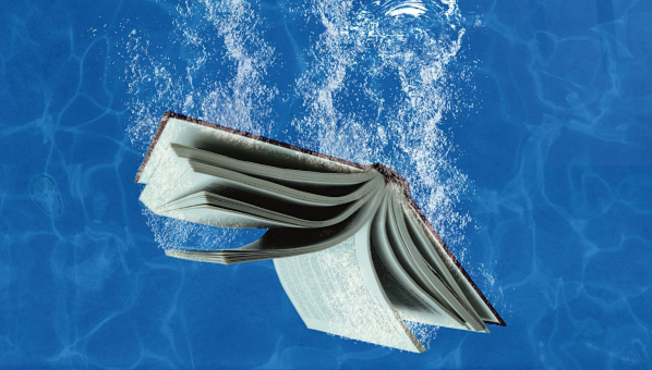 Libro abierto boca abajo sumergiéndose en una piscina dejando un rastro de burbujas.