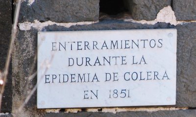 Placa en la Atalaya de Santa Brígida (Gran Canaria) de enterramientos de la epidemia de cólera morbo