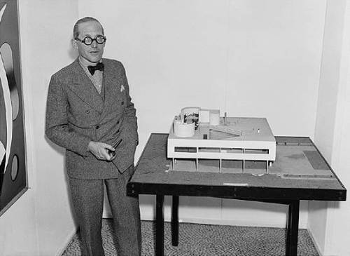 Le Corbusier junto con la maqueta de la Villa Savoya