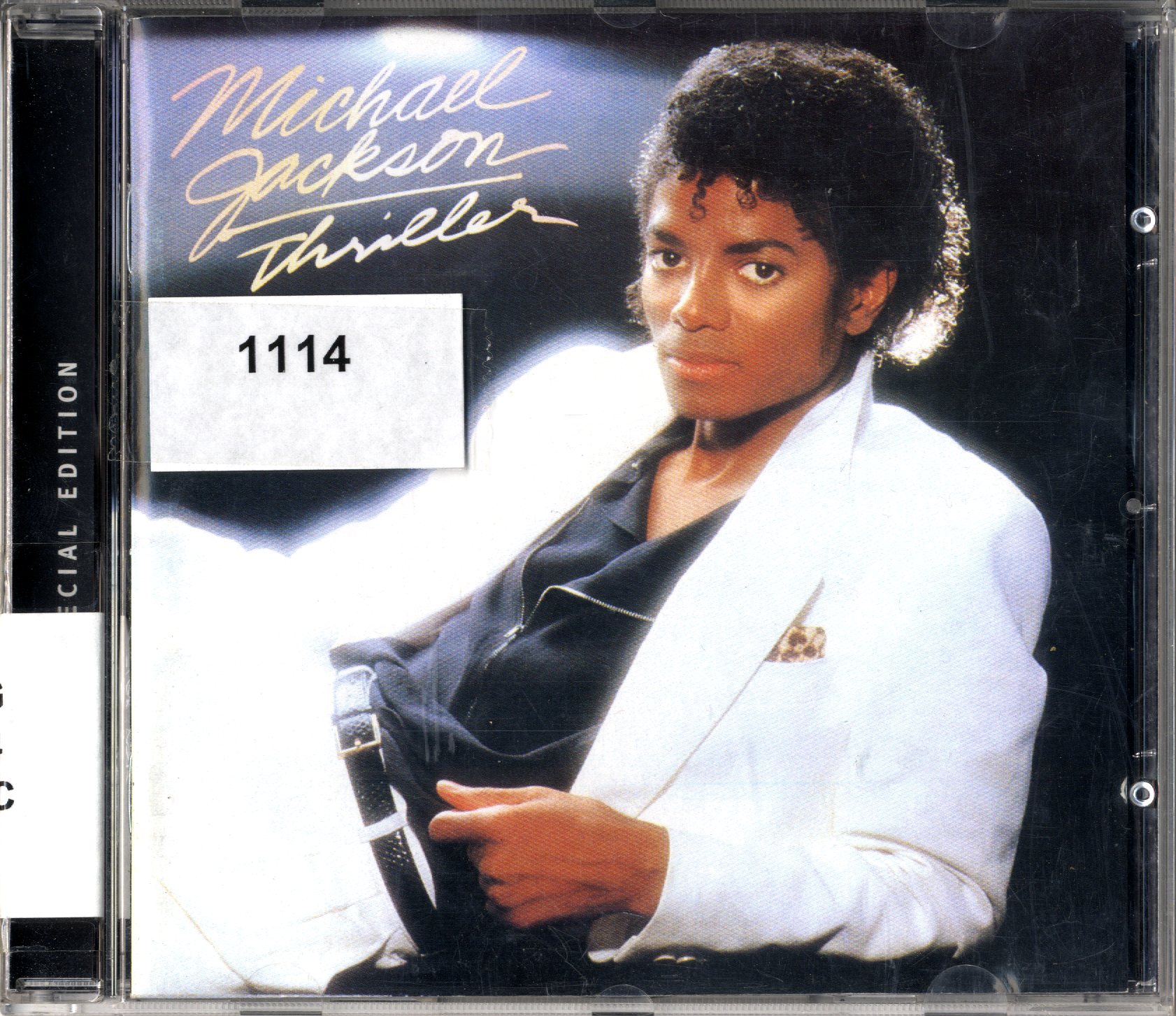 Carátula del disco compacto Thriller, con Michael Jackson, vestido de blanco, recostado sobre su codo