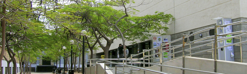 Exterior de la Biblioteca de Ciencias de la Educación y de Humanidades Exterior de la Biblioteca de Ciencias de la Educación y de Humanidades