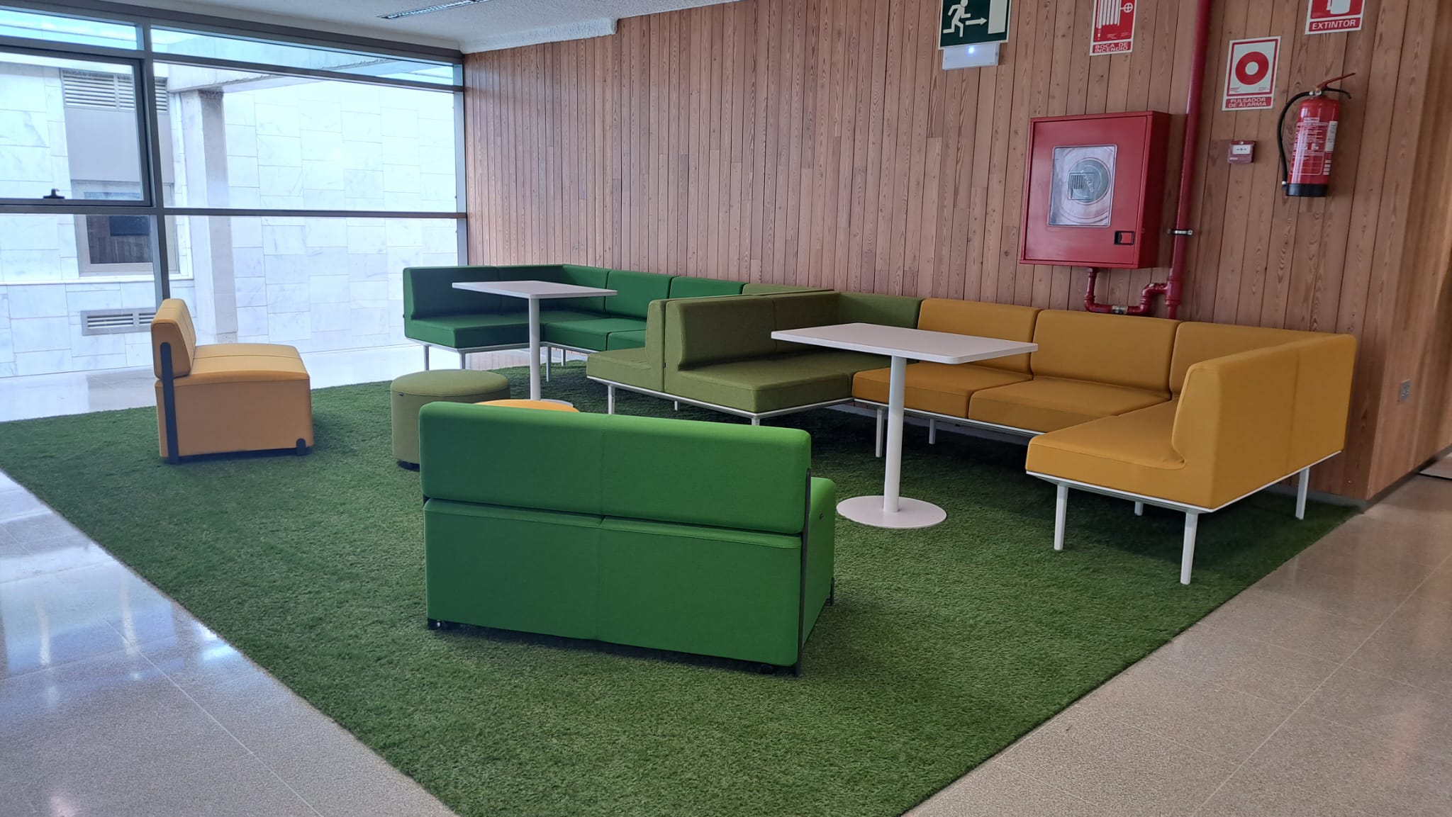 Vista de sofás con mesas en sala de biblioteca