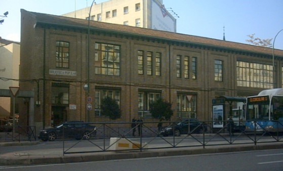Biblioteca Pública Ruiz Egea (Chamberí). El edificio aún conserva el letrero de Biblioteca Popular. WIKIMEDIA. 