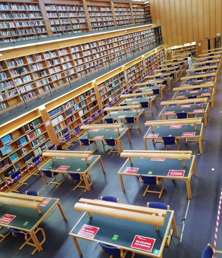 Vista de la sala general de lectura del Edificio Central de la Biblioteca Universitaria adaptada para la apertura durante la COVID-19