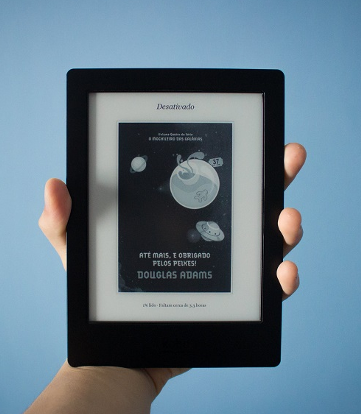 Una mano sostiene un libro electrónico.