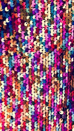 Foto de un tejido de lentejuelas multicolores.