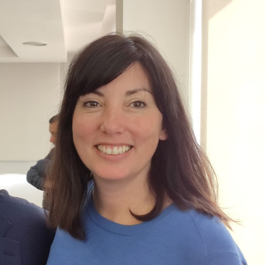 Mujer posa sonriente