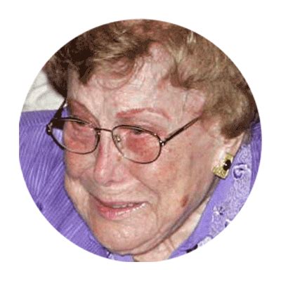 Foto de mujer anciana sonriente, con gafas.