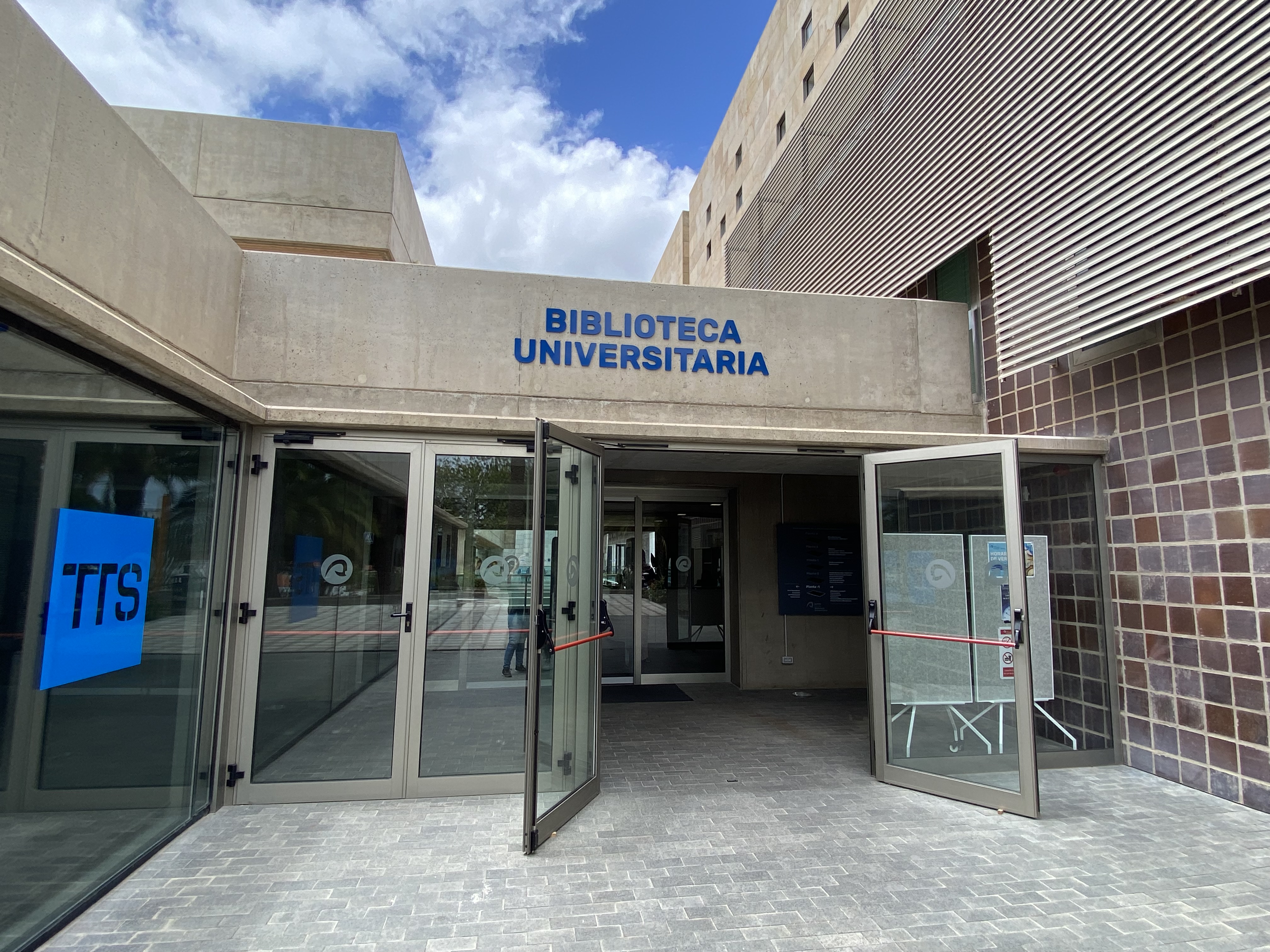 Nueva entrada del Edificio Central de la Biblioteca Universitaria