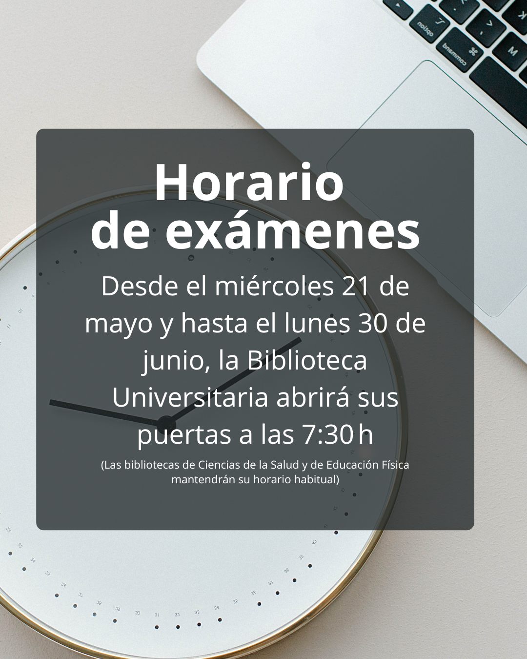 Reloj de pared sobre una mesa, junto a un ordenador portátil