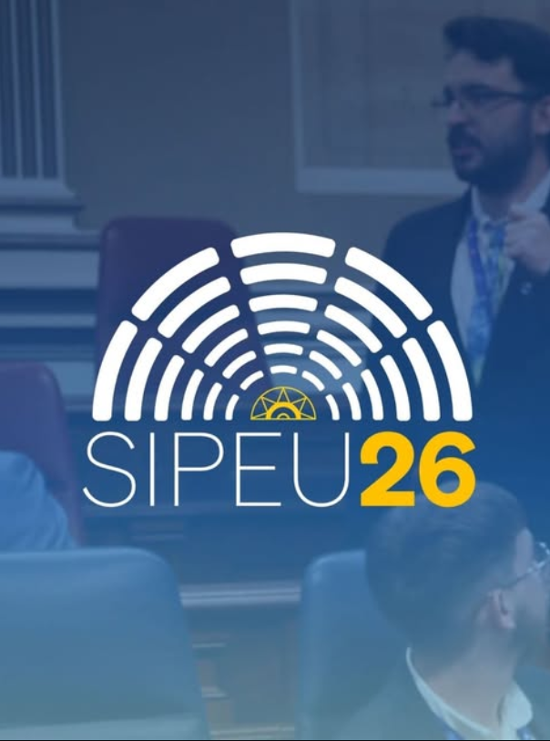 Jóvenes interviniendo desde escaño de parlamento.