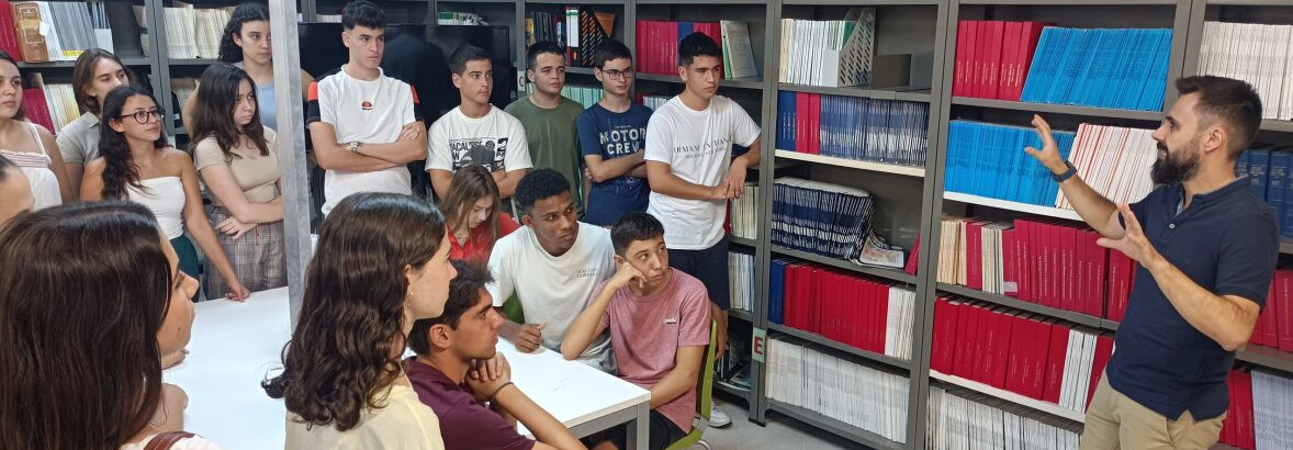 23 estudiantes atienden charla en una biblioteca