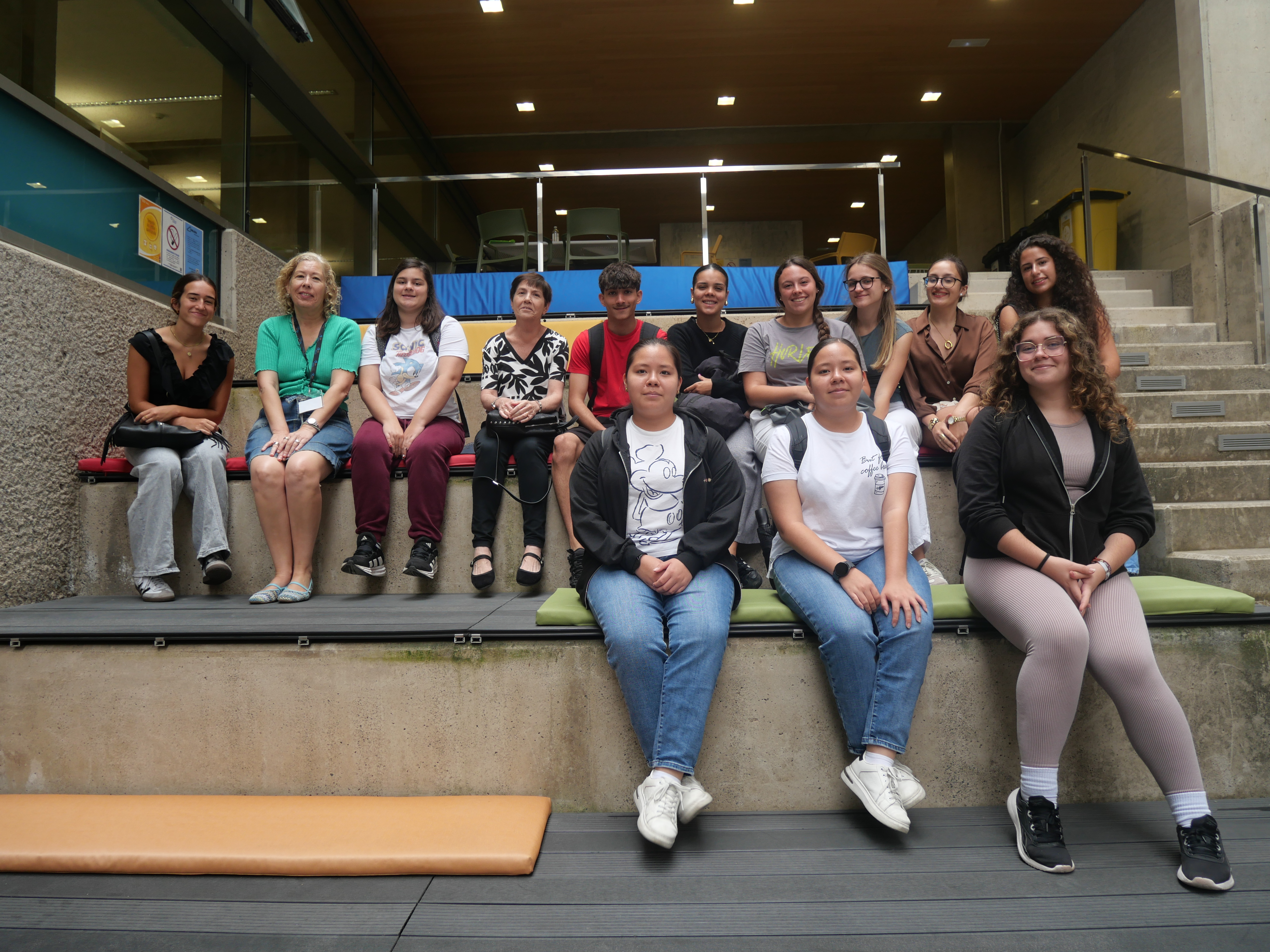 Grupo de alumnado en las gradas de la terraza