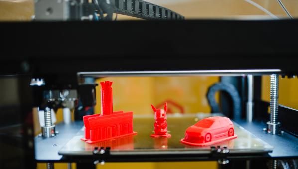 Vista de 3 objetos impresos en 3D en el interior de una máquina de impresión 3D