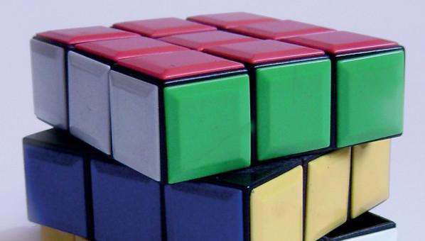 Vista parcial de un cubo de Rubik