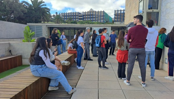 Grupo de estudiantes en azotea.