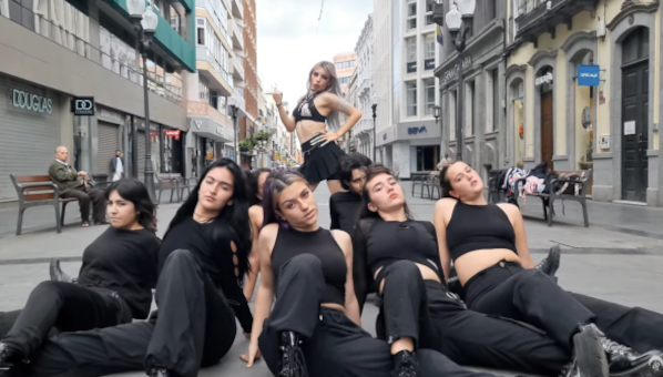 Conjunto de 8 bailarinas y bailarines realizando una danza K-POP en la calle Triana de Las Palmas