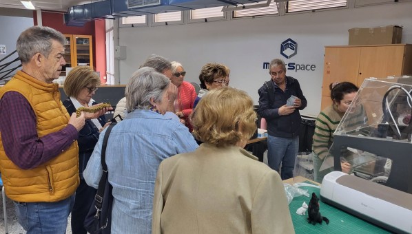 Visita de mayores de 55 al MakerSpace