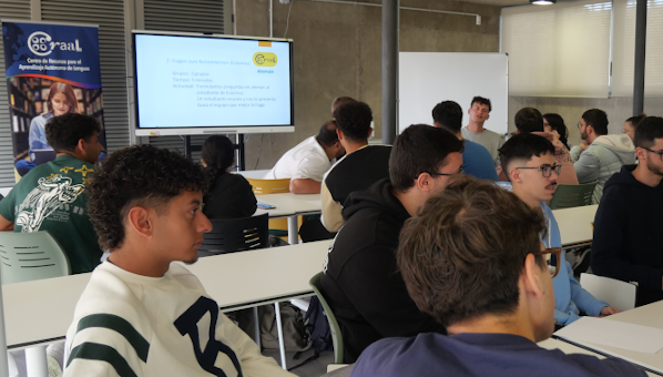 Aula con estudiantes en mesas