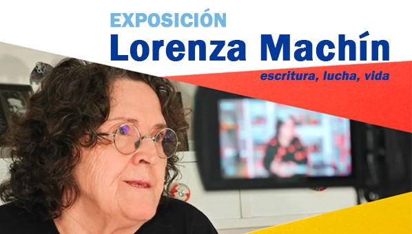Fotografía de una mujer mayor con gafas y pelo rizado, cuya imagen se muestra en primer plano en el visor de una cámara que la está grabando.