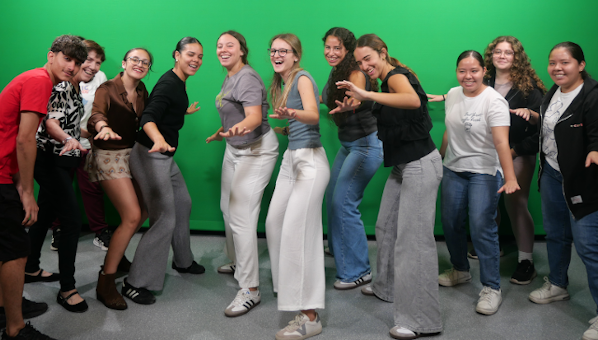 Grupo de alumnado en laboratorio de audiovisuales