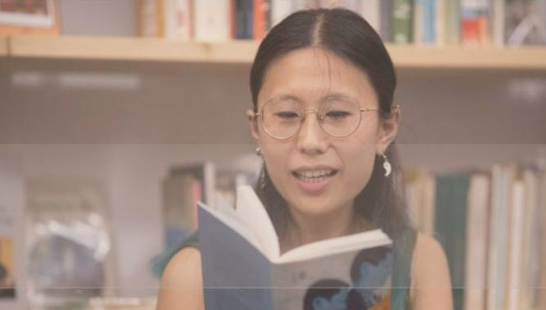 Mujer leyendo un libro