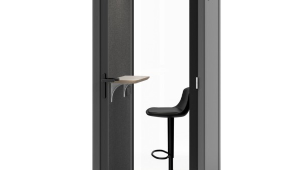 Cabina insonorizada para videoconferencias con puerta de cristal, asiento y pequeño estante para apoyar el ordenador