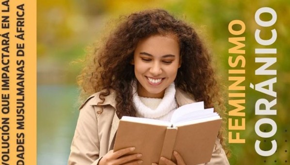 Mujer joven de color sonriente leyendo un libro