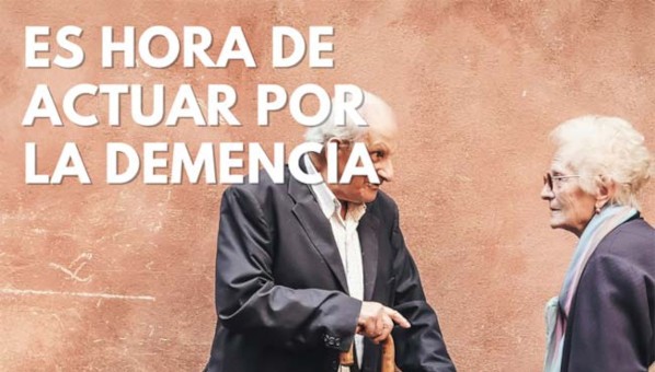 Dos ancianos (un hombre con dos bastones que gesticula) hablan en la calle.