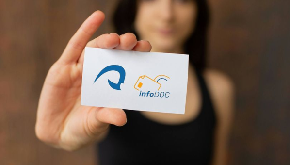 Una mujer sostiene frente a la cámara una tarjeta con el logo de la ULPGC con el texto InfoDOC