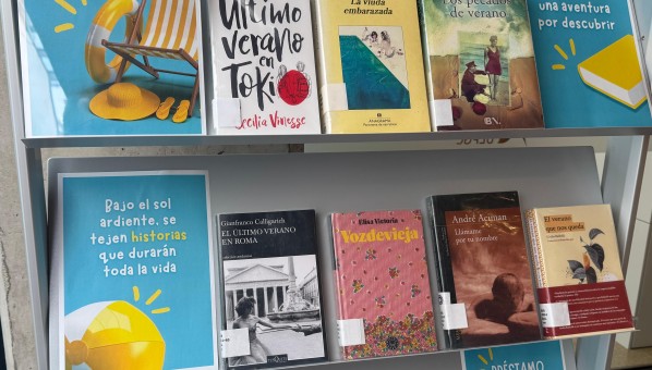Expositor con libros en cuyo título aparece la palabra verano.