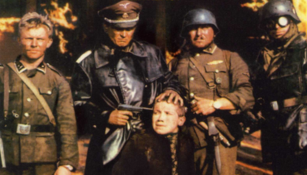 Cartel de película: 4 soldados del ejército alemán de la Segunda Guerra Mundial posan mientras uno de ellos, con atuendo de mando militar, apunta con una pistola a la sien de un niño al que retiene, arrodillado, junto a sí. Al fondo, arde un edificio.
