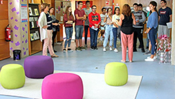 Estudiantes del Colegio Heidelberg visitan la Biblioteca Universitaria