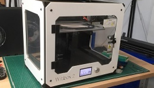 Vista de una impresora en el Makerspace de la Biblioteca Universitaria de la ULPGC