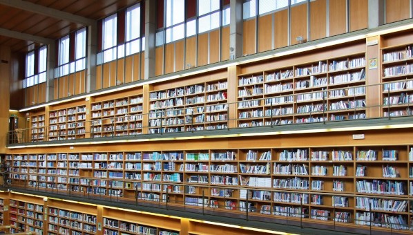 Vista de un lateral de la Sala General de Lectura del Edificio Central de la Biblioteca Universitaria