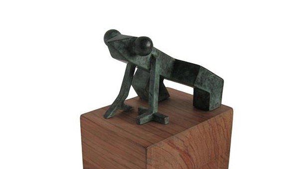 Vista de una escultura pequeña de una rana estilizada, en bronce, basada en un diseño de Pablo Amargo