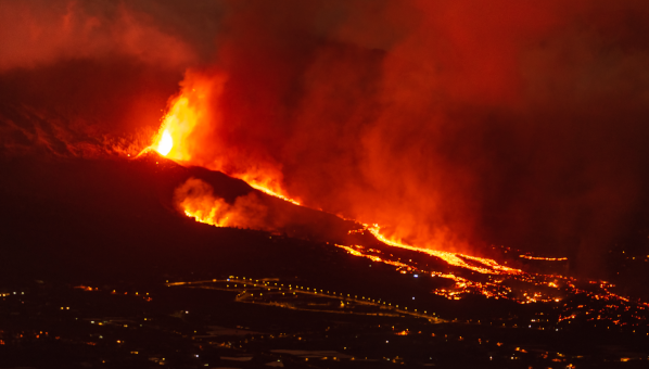 Foto nocturna de la erupción volcánica de La Palma de 2021 con varias bocas y lenguas de lava incandescente, vista desde el mirador del Time.